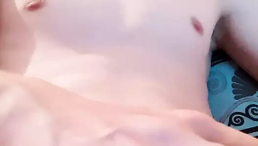 Genç oğlan mastürbasyon ve tatlı bir şekilde boşalmak