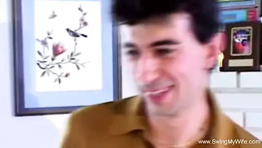 Mutlak swingers parti, misafirler açık bir kedi ile karşıladı