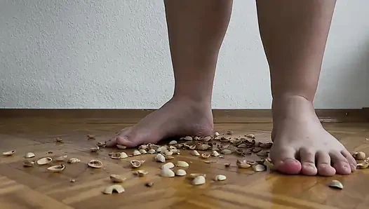 130 kg kadın Fıstık kabuklarında yürüyor - çıtır çıtır sesler