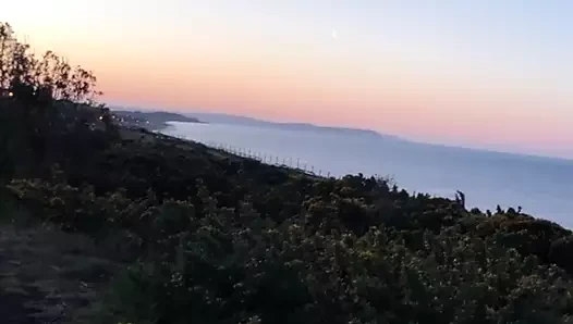 Güneş doğarken bir parkta bankta oturmak