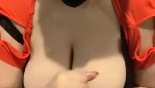Pijama partisinde arkadaşına mastürbasyon yapıyor