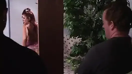 Azgın sürtük yatak odasında ırklararası grup seks yapıyor