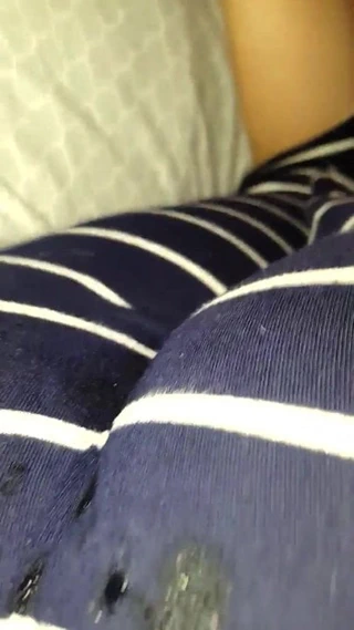 Eş alır boşalmak üzerinde ona yoga pantolon