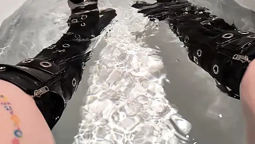 Islak çizme fetişi ve giyinik kirli sırrımı kötü bir randevudan sonra banyo yapıyor