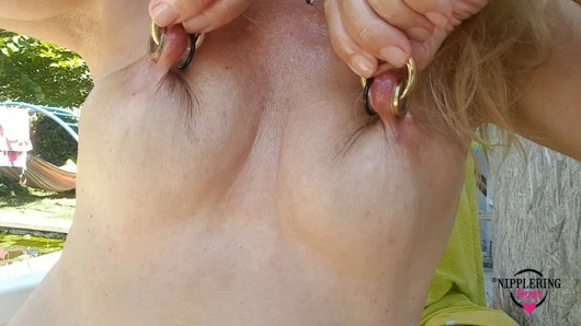 nippleringlover azgın MİLF alır çıplak açık havada oyun ile son derece gergin deldi meme