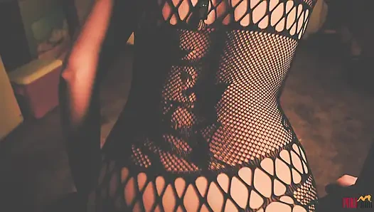 Kapana kısılmış sürtük soyunuyor ve tutsakları emiyor