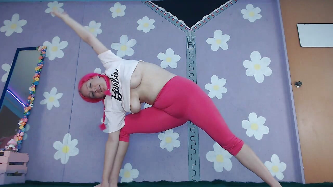 Sevimli latin orta yaşlı seksi kadın yoga egzersizi teşhir ediyor büyük memeli meme ucu transparan tayt