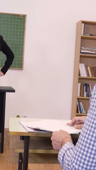 Dövmeli Sürtük Sikini Sertçe Sürüyor ve Sıcak Bir Yüz Boşalması Alıyor | Klip 1