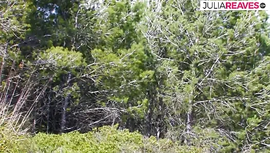 Ateşli kız sıkı deliklerine büyük bir yarak sokuyor