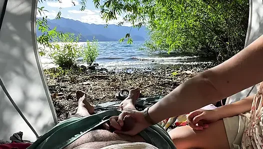 Göl kenarında öğleden sonra, açık havada mastürbasyon