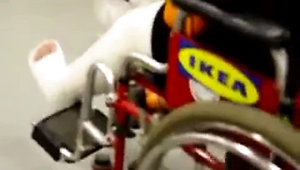 tekerlekli sandalyede Llc