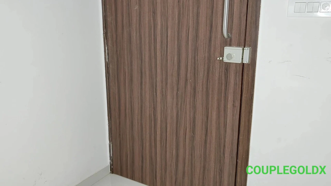 Komal kam dhundne gayi और मलिक ne majburi ka uthata fayda