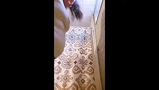Yüzüne mi yoksa yarağına mı oturuyorum?