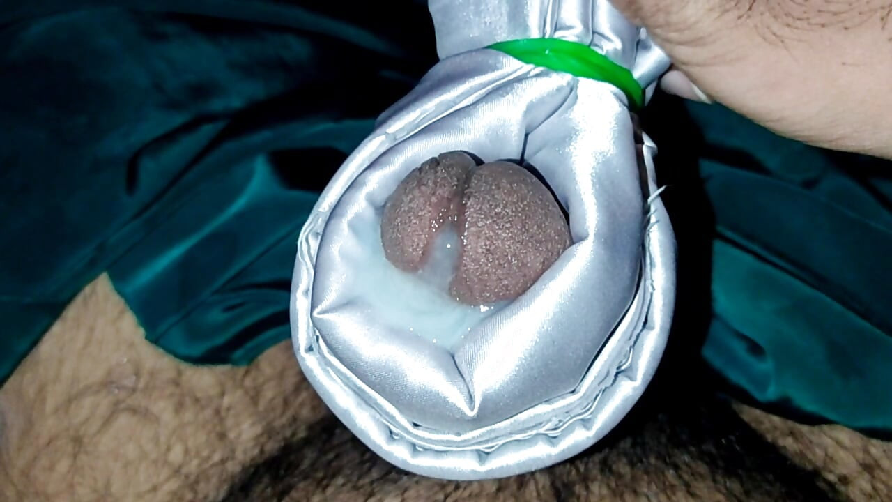 Saten ipek mastürbasyon porno - kız arkadaş saten etek rollover ve yarak kafasının boşalması (134)