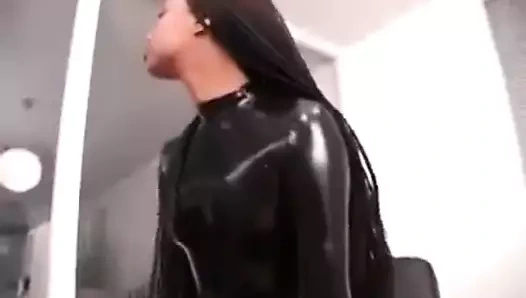 Lateks fetiş bebek şişme lastik top maskesi takıyor