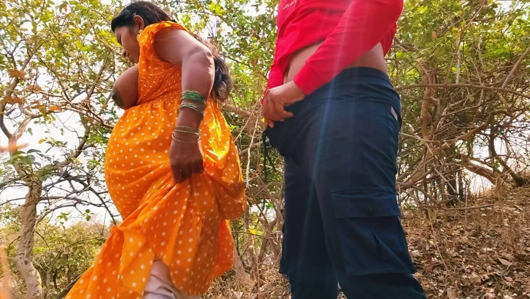 Aaj mer mere sath bahar açık havada benim banyo karne aai thi subah subah jangle me mera ruh hali ban gaya aaur uski gand mar di - yenge