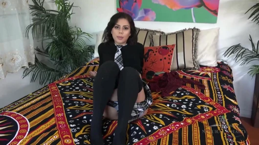 Penelope Reed - yaramaz kız öğrenci sürtük bulanık kıllı amcığını öfkeli bir şekilde ovuyor ve inleyen orgazm için ıslak yarığı parmaklıyor