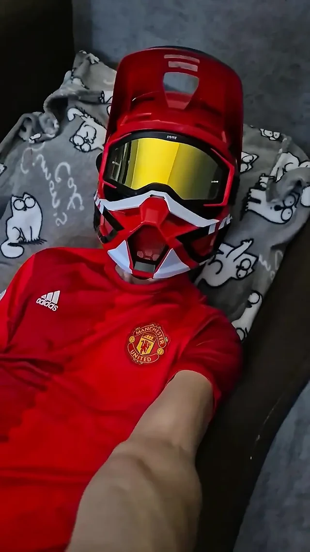 Büyük yarak tişörte boşalıyor