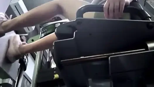 Spor salonu mastürbasyonu: Fit spor salonundaki azgın güzellik amına masaj yapıyor ve soyunma odasında bir bankta fışkırtıyor