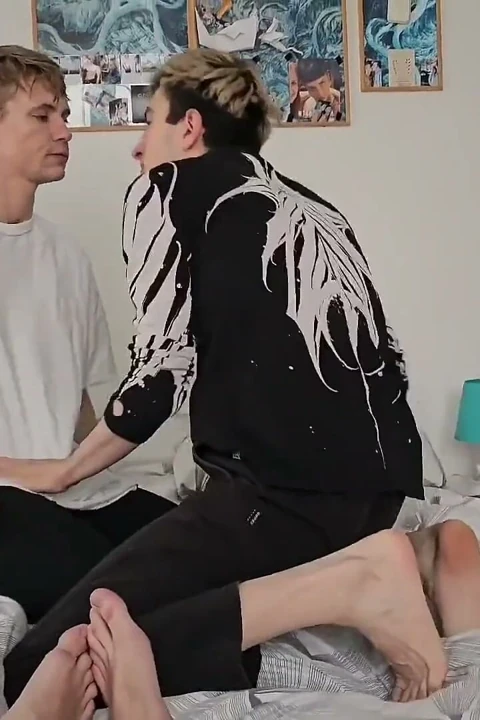 Büyük Yaraklı İki Twink'in Nazik Seksi