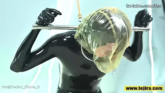 Fejira com lateks giysiler, hareketi kısıtlamak için vücuda sıkıca sarılır