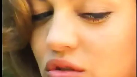 Harika memeli şehvetli lezbiyen esmer pembe amcığını yalatıyor