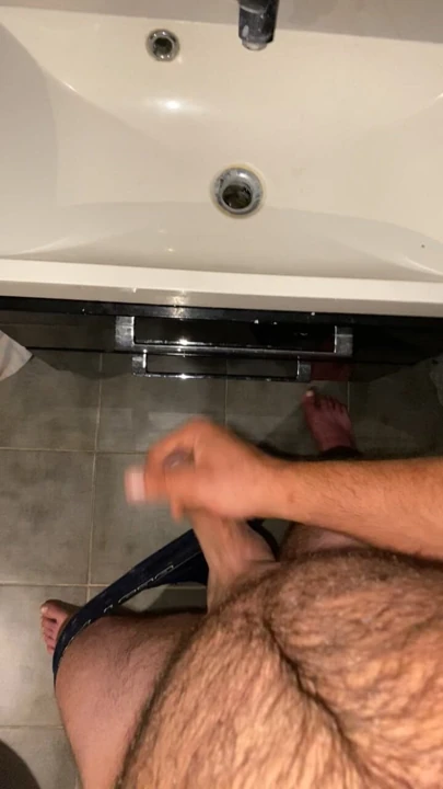 Boşalana kadar mastürbasyon yapıyorum.