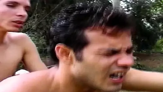 İki adam dışarıda bir kızın ağzını ve amını sikmeden önce yoğun anal sikişiyor