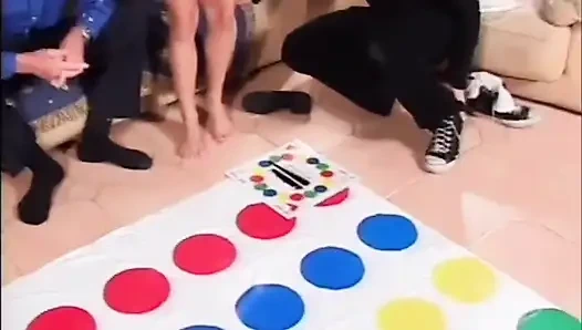 Güzel sarışın bebek büyük yarak emiyor amcık sikiyor... Memelere boşalma