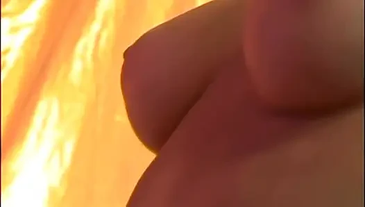 Esmer lezbiyenler kiraz çiçeğinde dildoyla şehvetli oynuyor