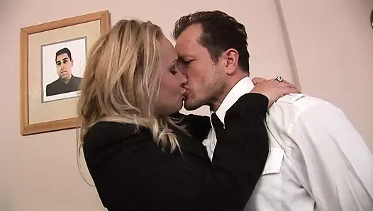 Sarışın orta yaşlı seksi kadın vahşi sikişmeden önce kendini parmaklıyor