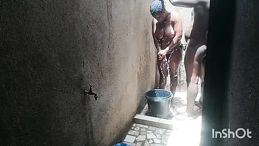 En iyi arkadaşımın karısı özel kısımlarını yıkarken beni duşta aradı. Cezbediciliğime karşı koyamadım.