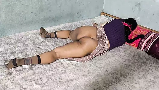 Odasında dinlendiğini gördüm. Ona sarıldım ve onu götten sikmeye başladım.