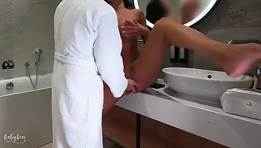 Kocam uzaktayken sevgilim beni duşta sert sikiyor