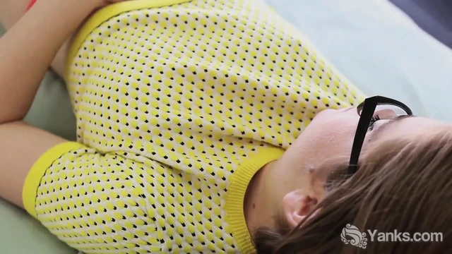 Красотка из Yanks, Lucie Bee, вытирает один