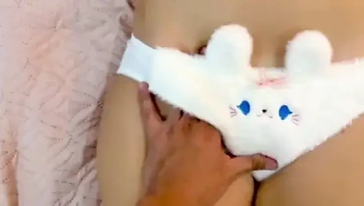 Üvey erkek kardeş bakire üvey kız kardeşinin amına boşalıyor