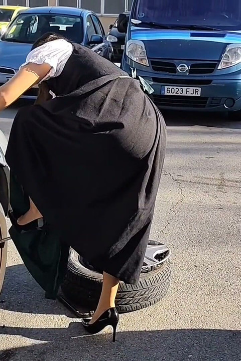 Dirndl sürtük kirli ve yağlı lastik değiştiriyor