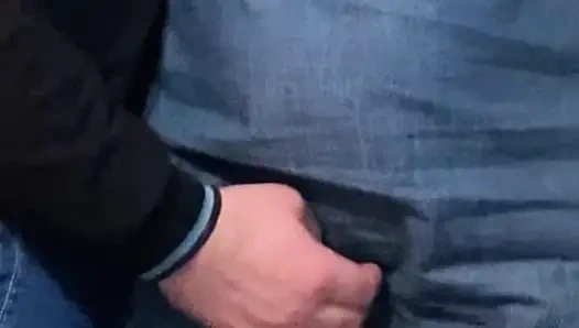 Yabancı eteğin altında külotuma dokunuyor - halka açık edepsiz eller