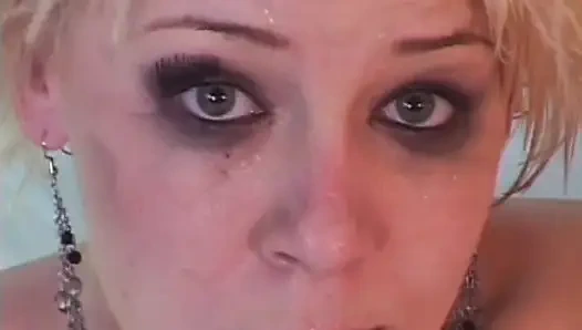 Sarışın Fransız fahişe lezbiyen eyleminde sidikle püskürtülüyor