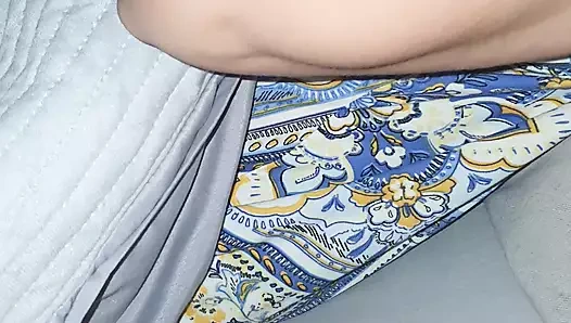 Üvey anne üvey oğluna meme uçlarını gösteriyor