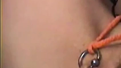 Deldi kedi gerilmiş halatlar ile vücut delici fetiş