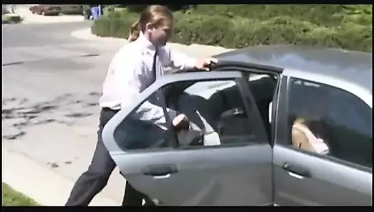 Elit sarışın sürtük amını yalatıyor ve deliyor ve amına biraz döl alıyor