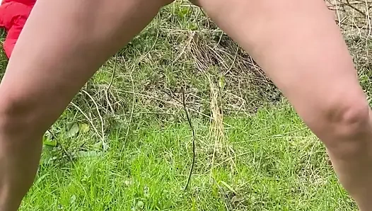 Kızdan açık havada iki işiyor