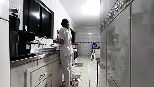 Hizmetçinin yeni işinde dölleme rutini.