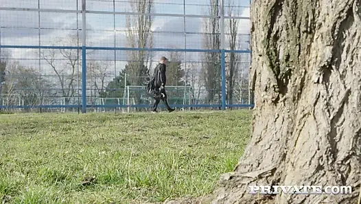 Lady Dee, Anna Rose ve Katy Sky spor salonunda sert bir egzersiz yapıyor