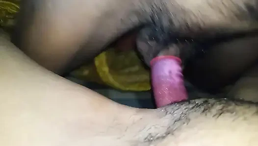 Hintli desi evli olmayan kız Hintli köyünü sikiyor