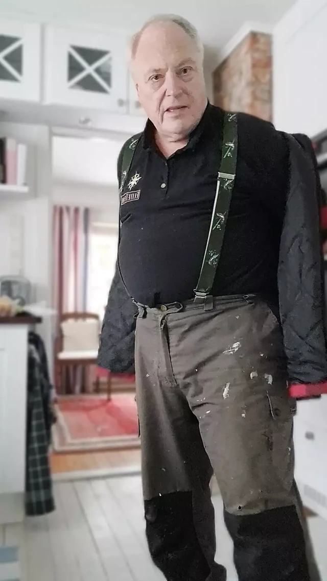 Chris soyunuyor ve edepsizce konuşuyor