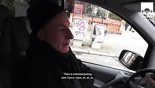 Azgın orta yaşlı seksi kadın arabada sikiliyor: otoparkta üçlü seks: melina pure! Steven utanç