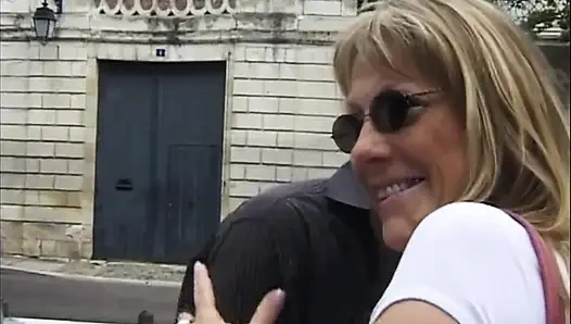 Olgun sarışın orta yaşlı seksi kadın azgın adamlar tarafından vahşi üçlü grup sekste derinden yumruklanıyor