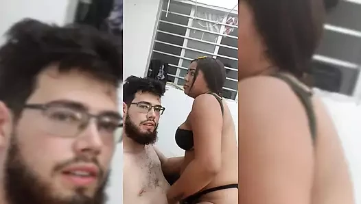 Doğal olarak büyük memeli anne genç adamla aldatıyor
